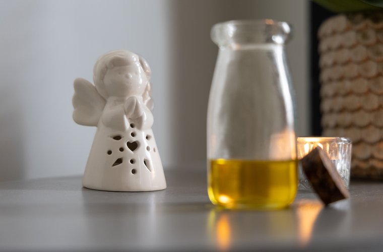 Ambiance du cabinet de massage ayurvédique d'Armelle Duchesne : huile et bougie, à Marcoing